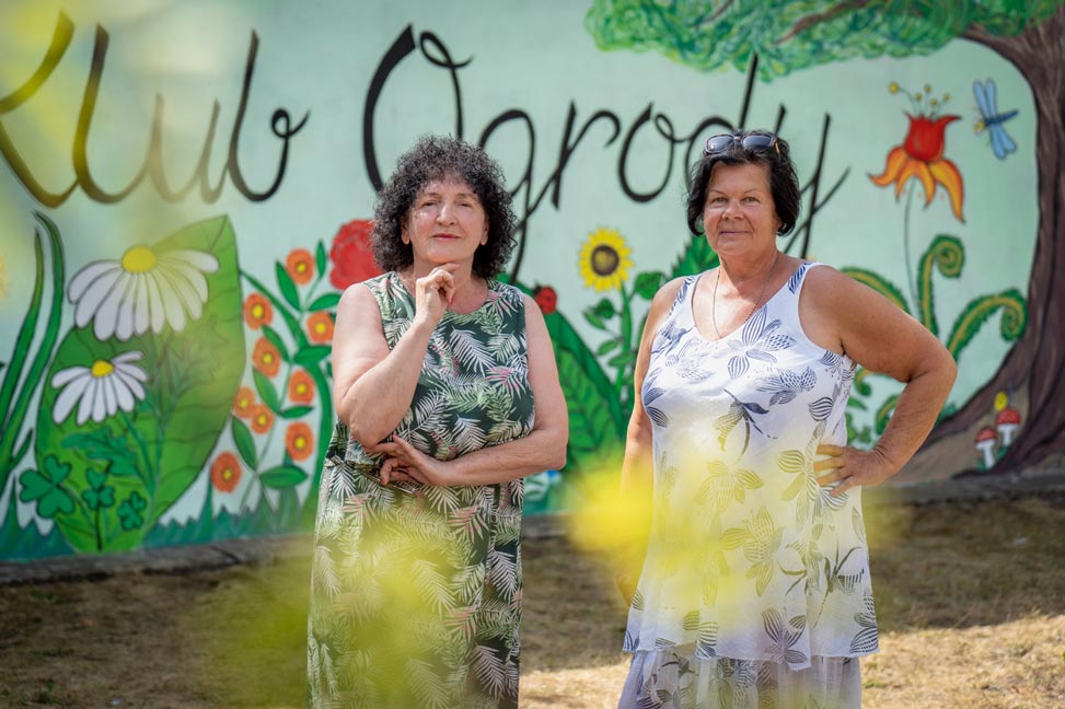 2 ladies posing for a picture
