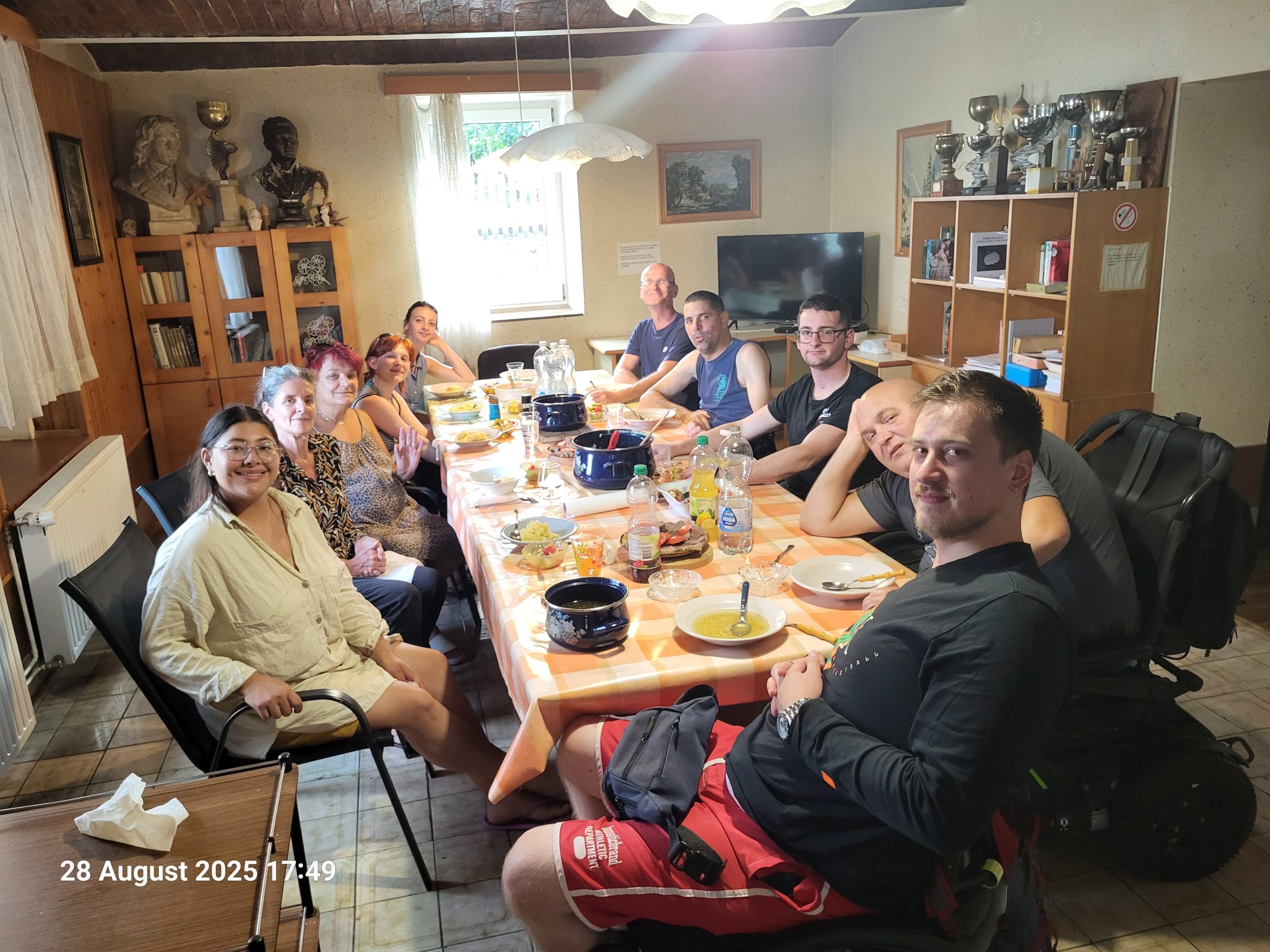 28. 08. 2025 / Picture of all of us at the Table/ eating