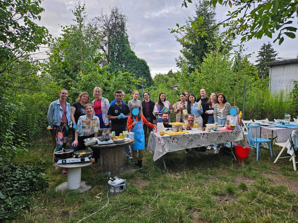 group picture of the people who participated in the "Cook like grandma" cooking event