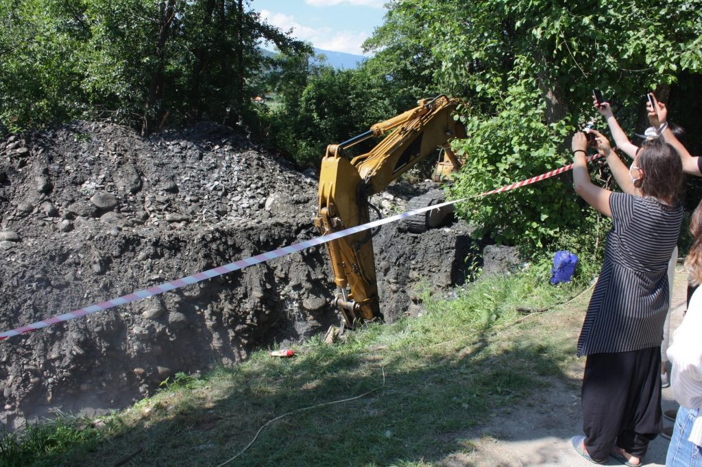 A picture of the excavation inside the river bed