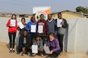 Group photo, people are holding their certificate of completition